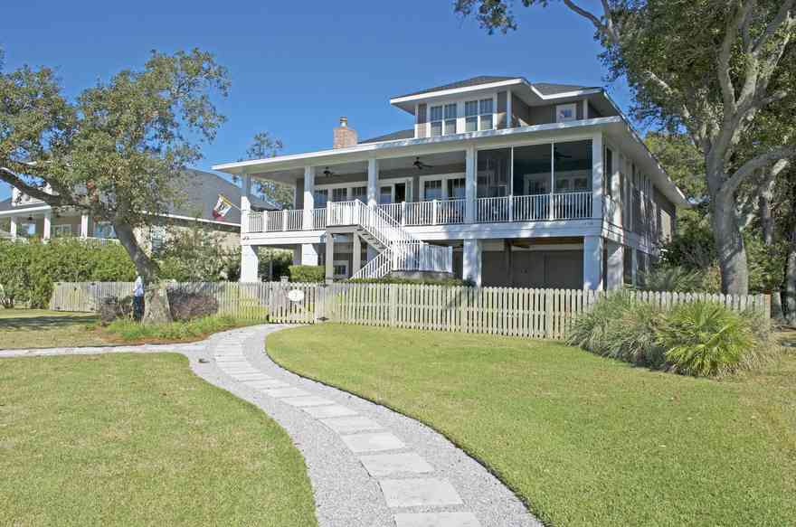 7+Beach+Dr-rear+facade_01.jpg:  