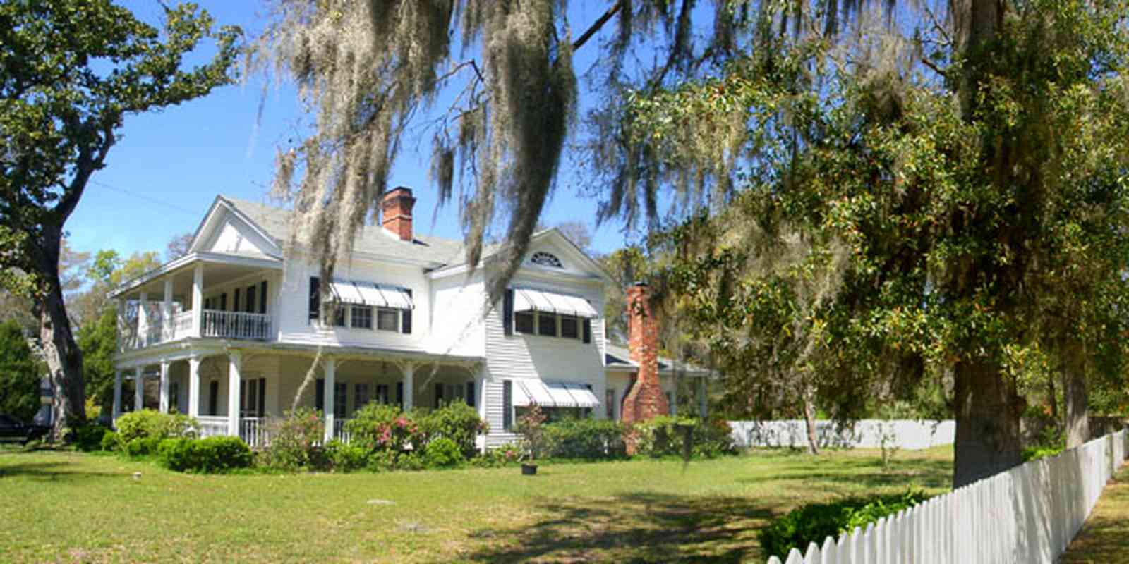 Bagdad:-Creary-Crawford-Walsh-House_03a.jpg:  picket fence, awnings, white house, porch