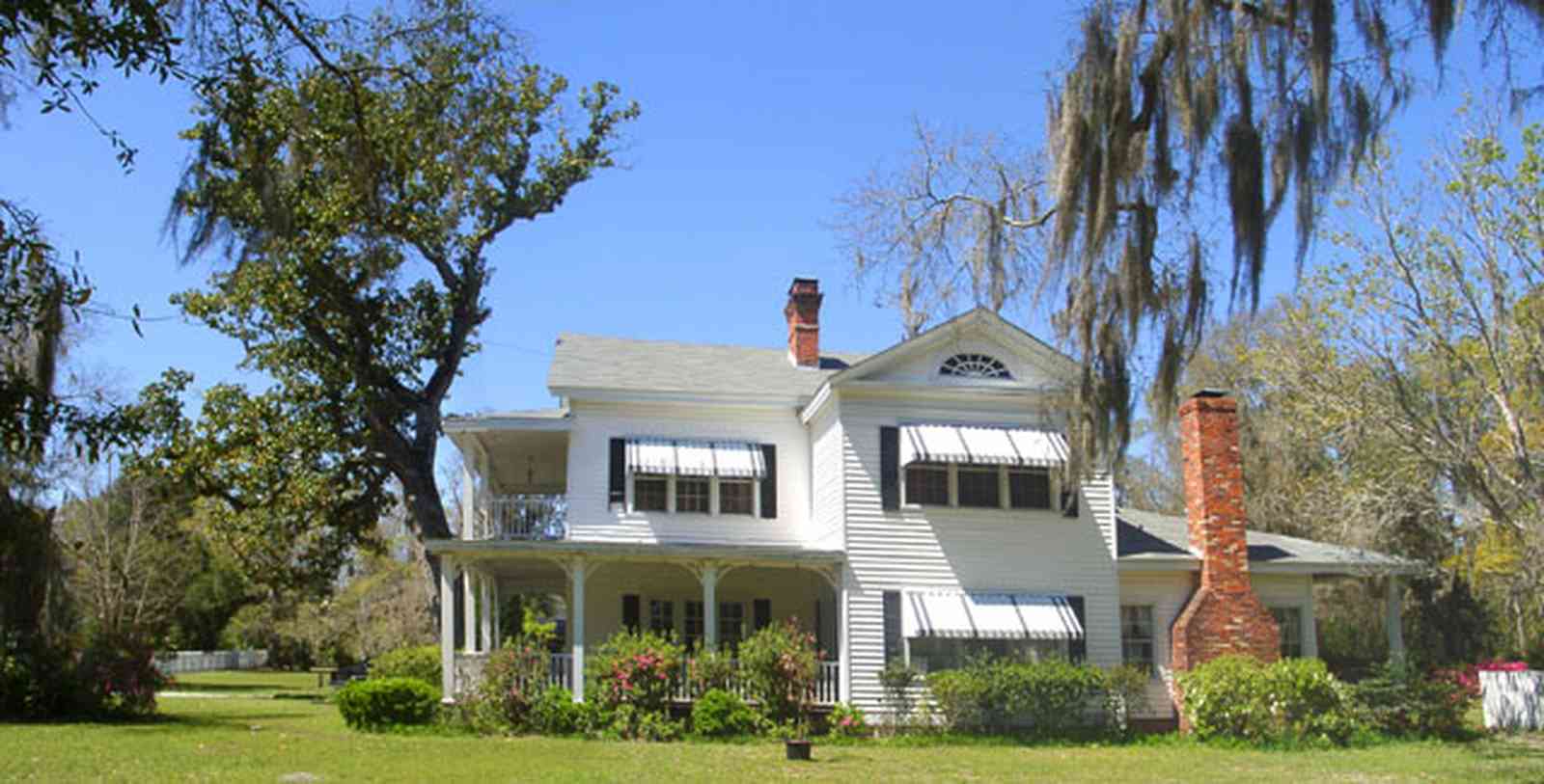 Bagdad:-Creary-Crawford-Walsh-House_03b.jpg:  victorian house, awnings, columns, magnolia tree