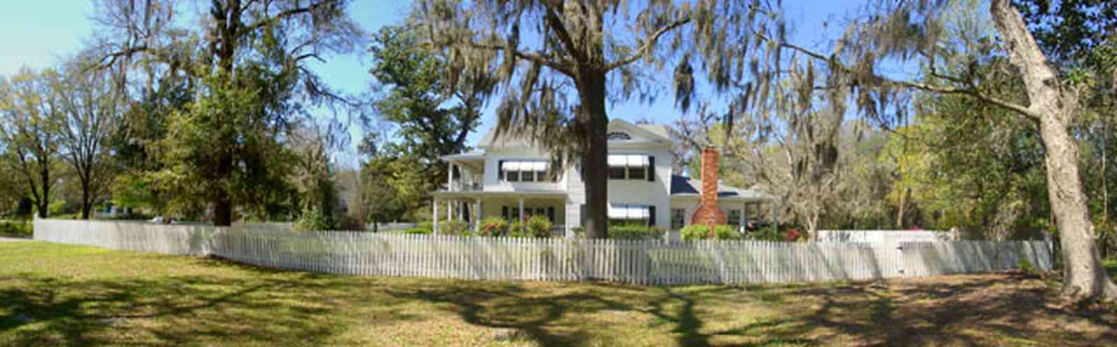 Bagdad:-Creary-Crawford-Walsh-House_06.jpg:  oak tree, spanish moss, victorian house, picket fence, bagdad, milton, blackwater river