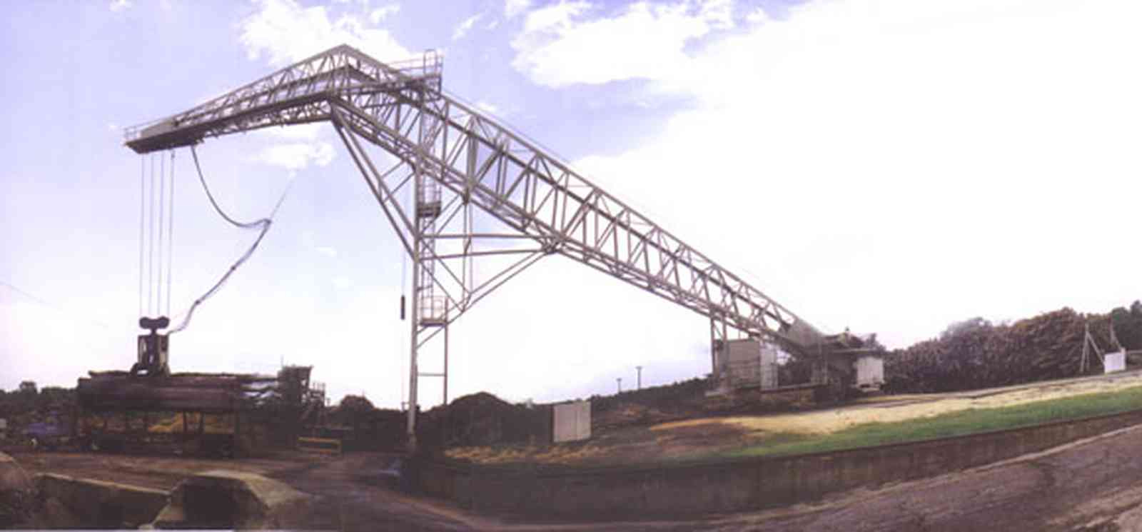 Brewton:-Jefferson-Smurfit-Company_5.jpg:  tower, unloading pulpwood, 18 wheelers, brewton