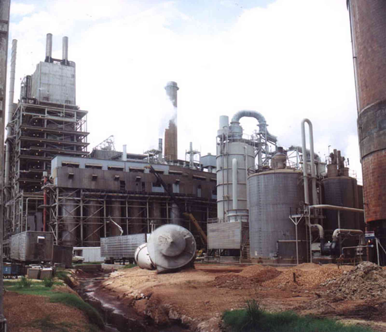 Brewton:-Jefferson-Smurfit-Company_8.jpg:  pulpwood, pine trees, containers, brewton