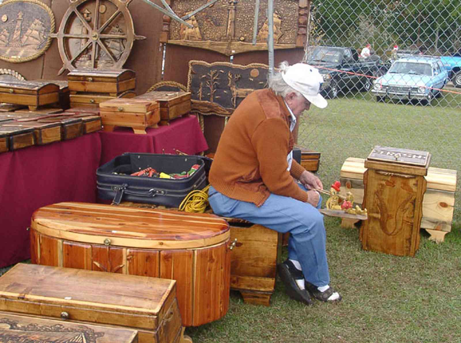 Chumuckla:-Hwy-182_03.jpg:  wood carver, redneck parade