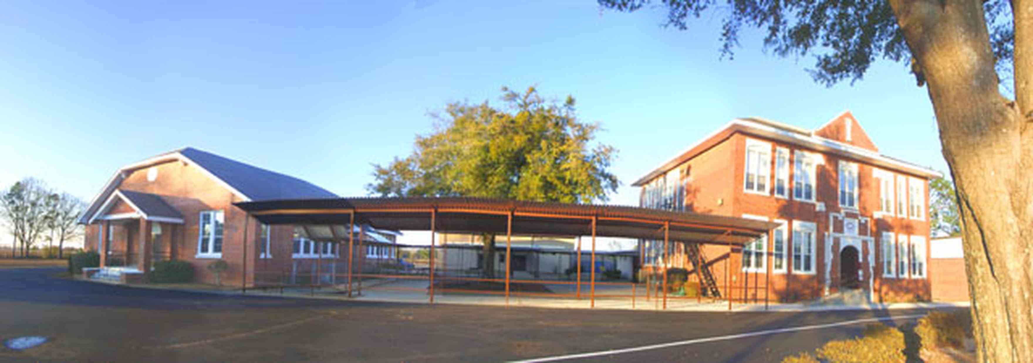 Chumuckla:-School_01.jpg:  schoolhouse, oak tree