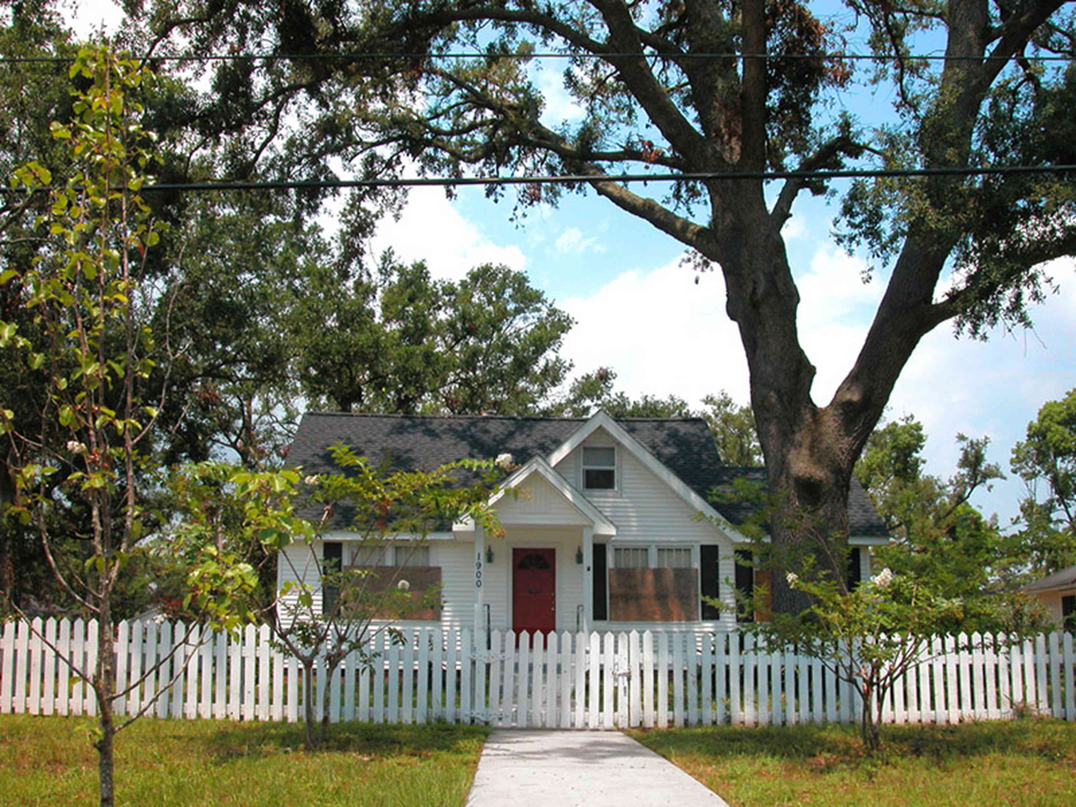08-15-05-East-Hill-E-Mallory-St_01+WEB.jpg:  white picket fence, cottage, front porch, neighborhood, historic home, 