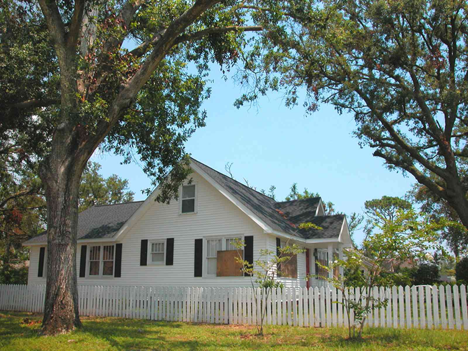 08-15-05-East-Hill-E-Mallory-St_01_02+WEB.jpg:  white picket fence, cottage, front porch, neighborhood, historic home, 
