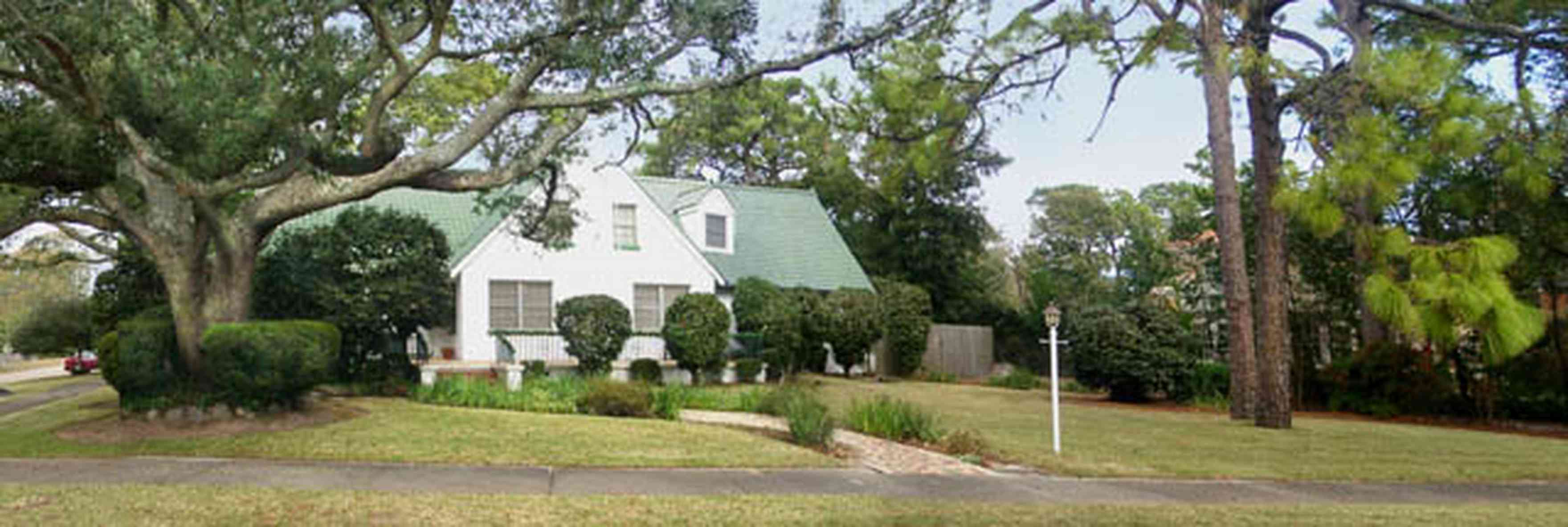 East-Hill:-2000-East-Mallory-Street_01.jpg:  bayview park, live oak tree, long-leaf pine tree