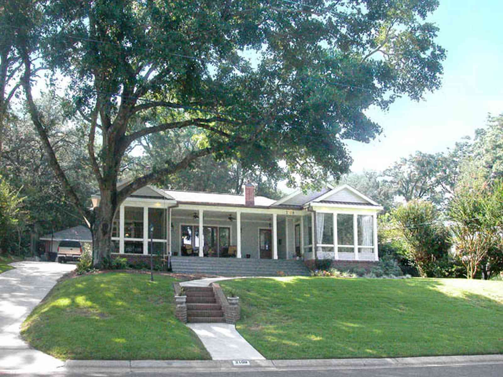 East-Hill:-2109-Whaley-Drive_02.jpg:  oak tree, front porch, suburbs, east hill, bayou view