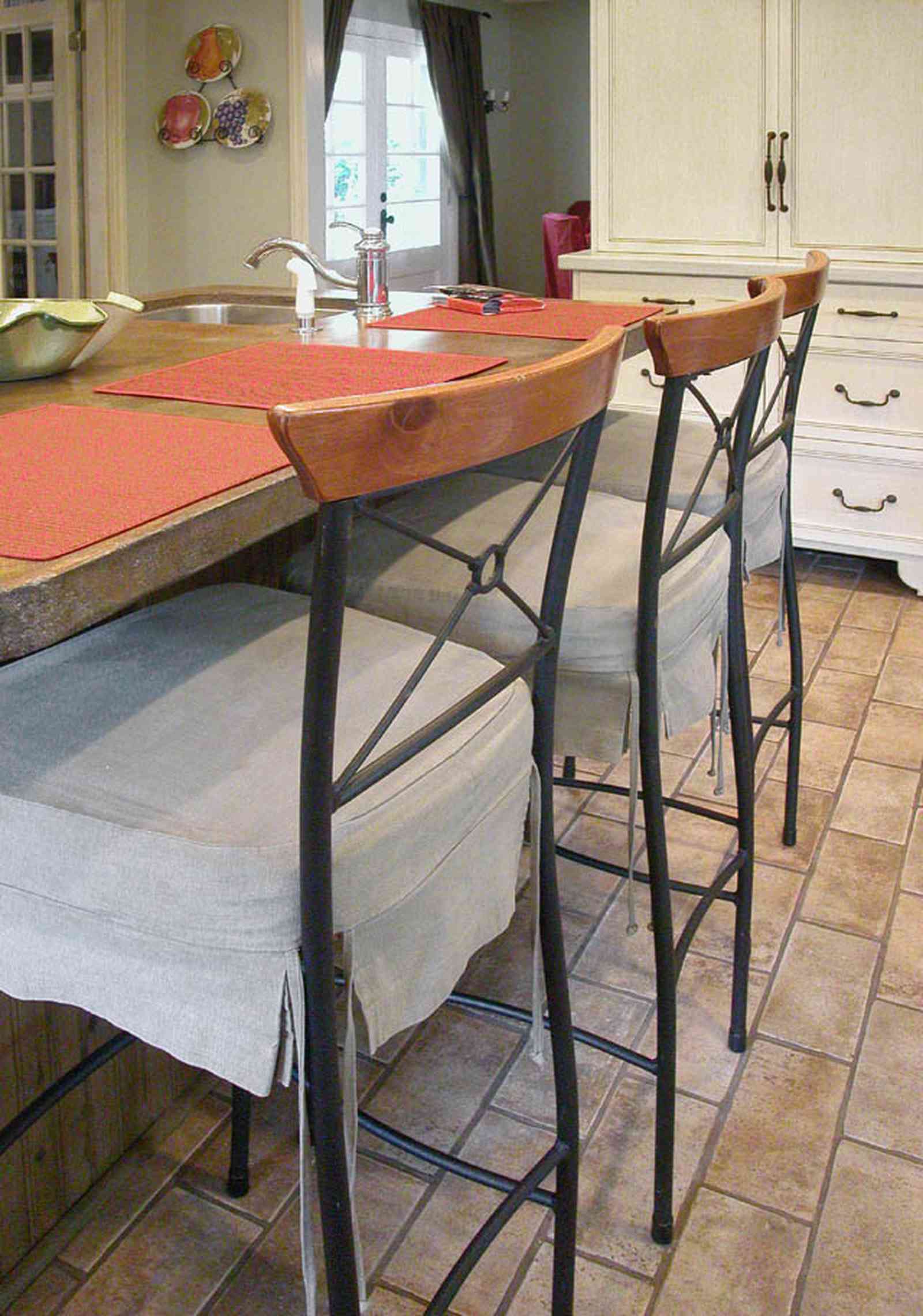 East-Hill:-2109-Whaley-Drive_27.jpg:  kitchen counter, kitchen island, dining, kitchen, tile floor