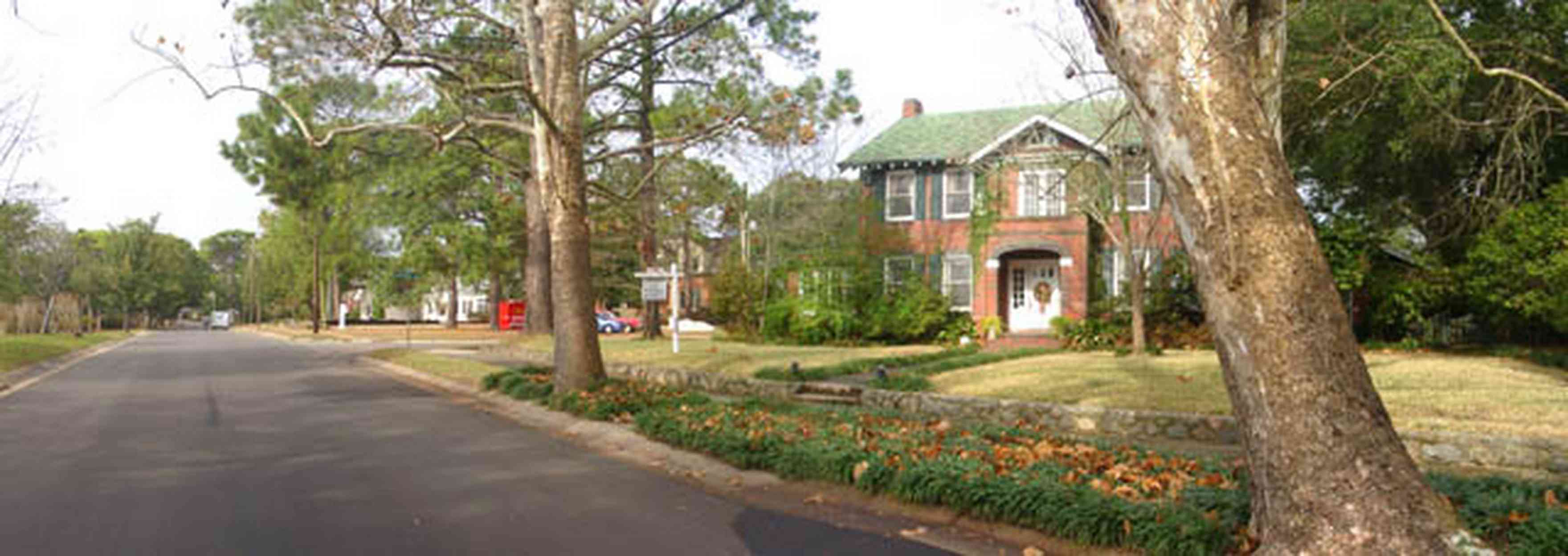 East-Hill:-2200-East-Mallory-Street_01.jpg:  bayview park, oak tree, east hill