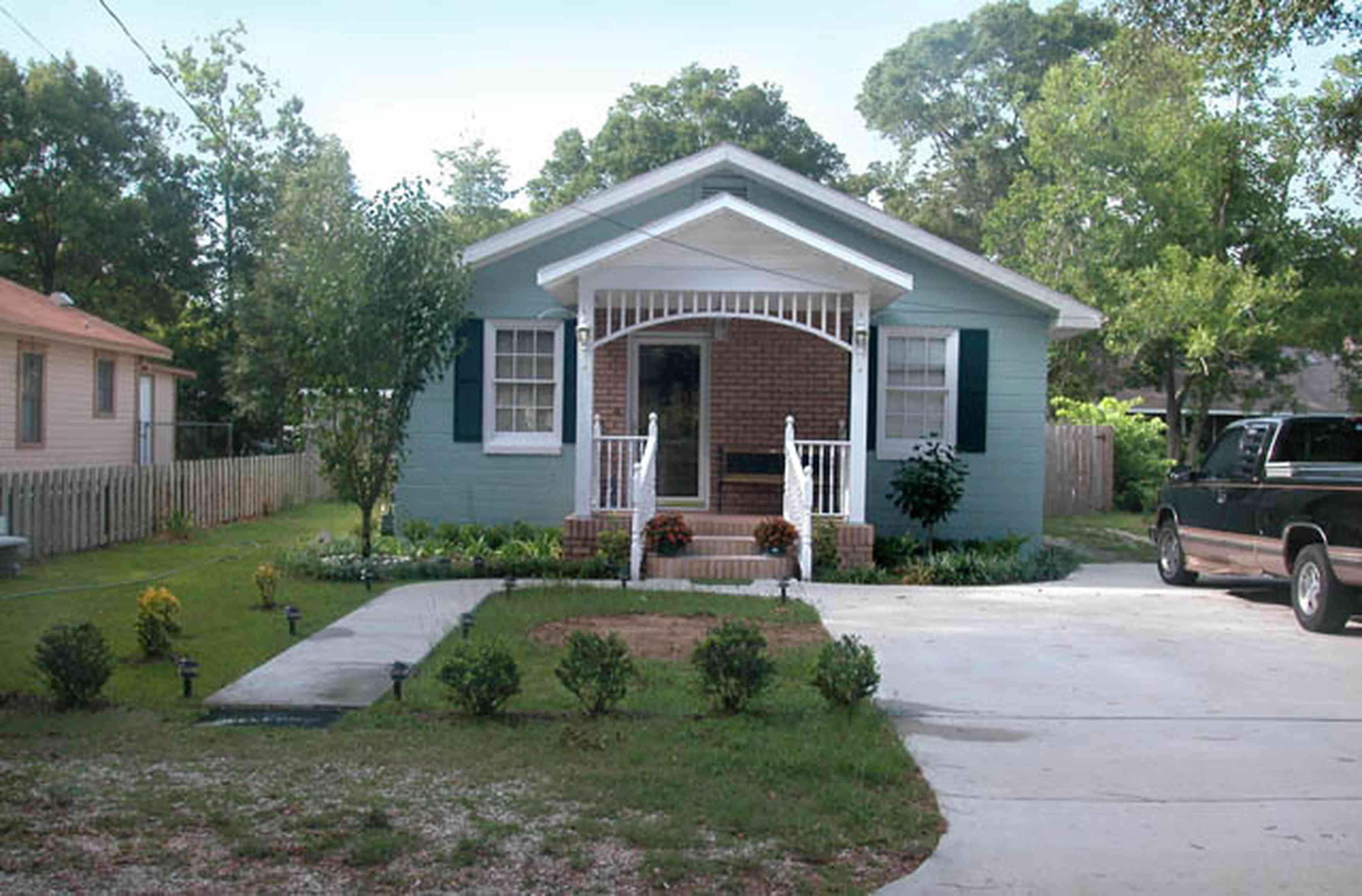 East-Pensacola-Heights:-3008-Strong-Street_02.jpg:  cottage, picket fence, ornamentation, oak tree, bannister, shutters