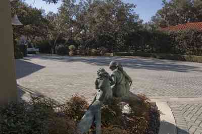 gulf+breeze-peake_27_s+point-couch+dreams-facade+reverse.jpg:  