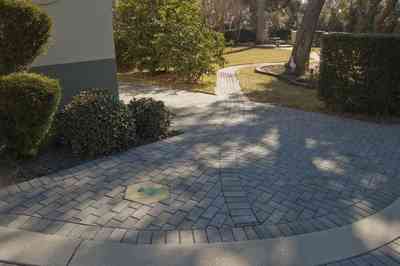 gulf+breeze-peake_27_s+point-couch+dreams-front+garden_01.jpg:  