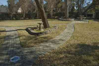 gulf+breeze-peake_27_s+point-couch+dreams-front+garden_03.jpg:  