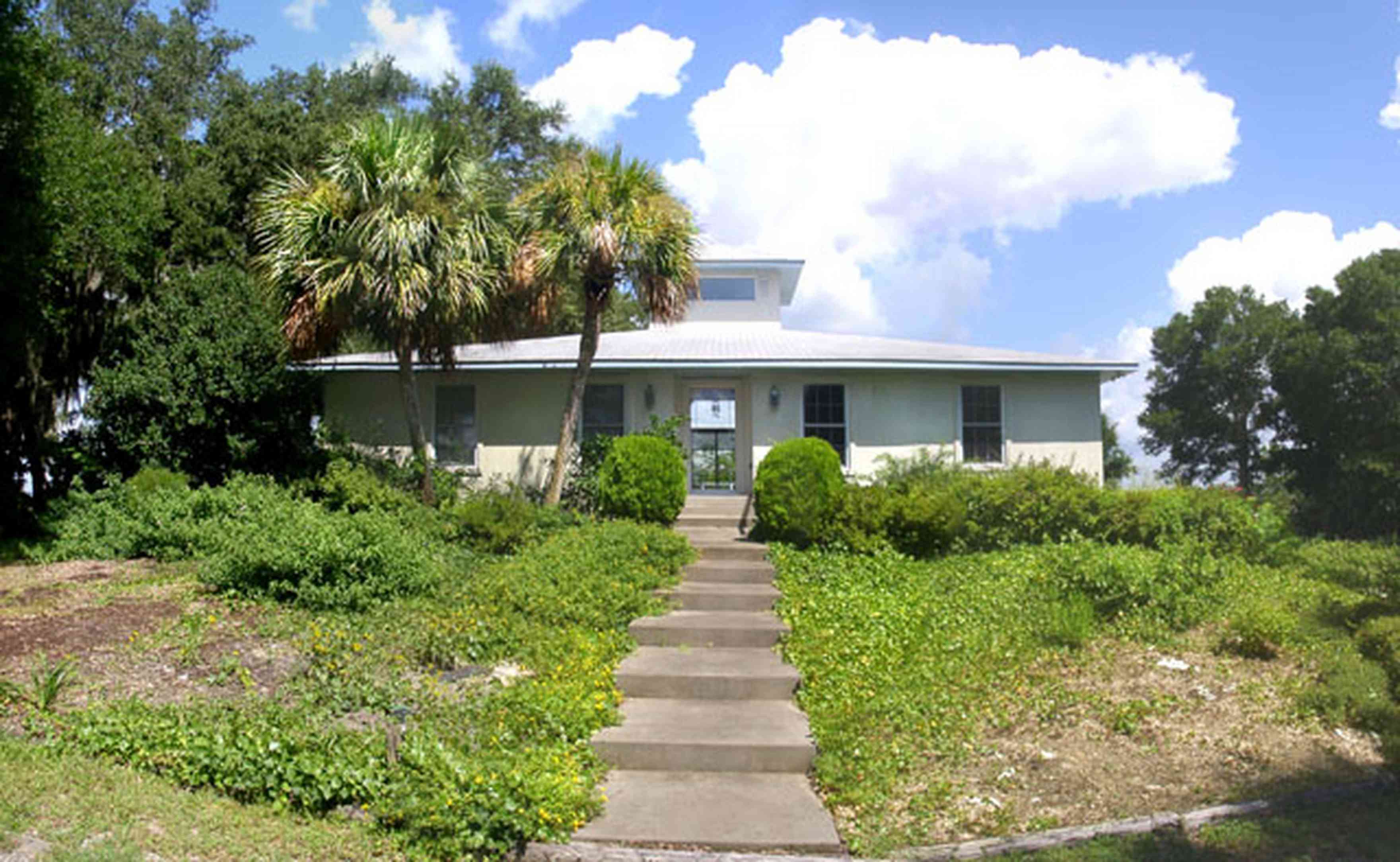 Gulf-Breeze:-Navy-Cove-House_01.jpg:  gulf coast, gulf breeze, modern house, palm tree,  cumulus cloud, dead mans island