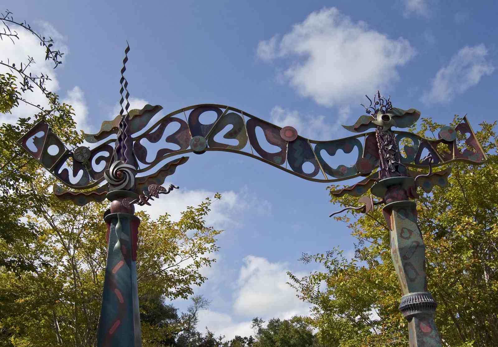 Longhollow+Neighborhood_01+WEB.jpg:  entry arch, park benches, 