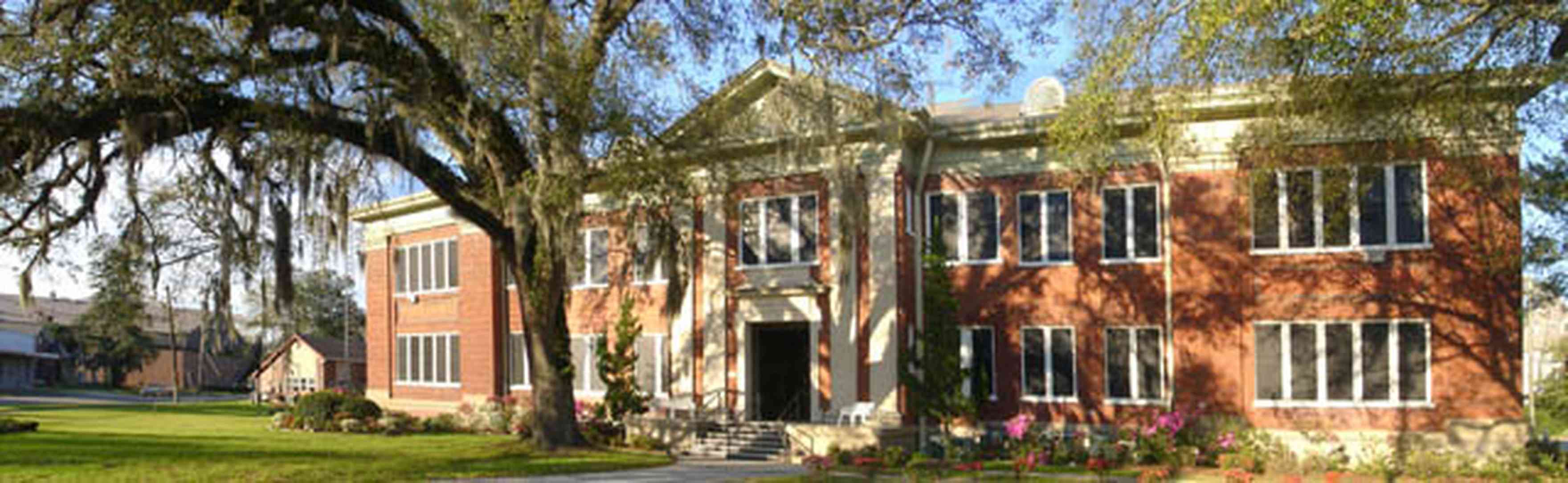 Milton:-Canal-Street-School_02.jpg:  school building, school, red brick schoolhouse, oak tree