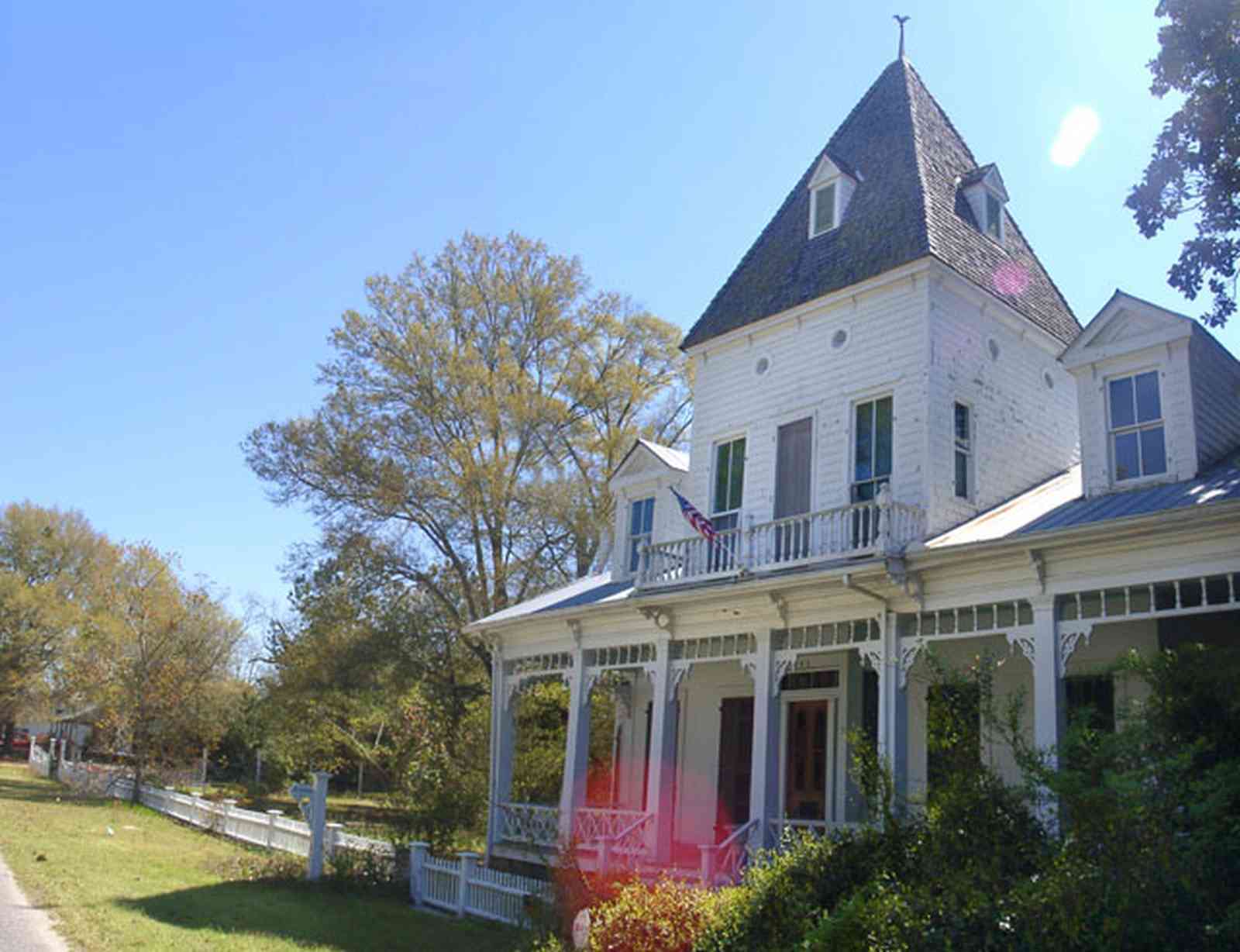Milton:-Historic-District:-302-Pine-Street:-Ollinger-Tighman-House_02.jpg:  victorian house, arcade, porch, picket fence