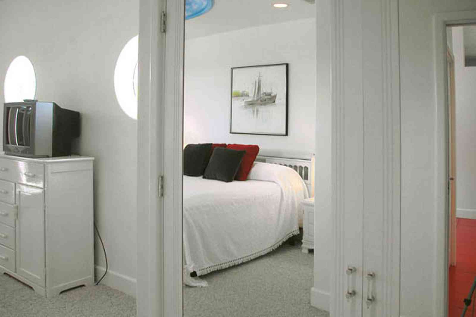 Navarre:-7332-Grand-Navarre-Blvd_35.jpg:  art deco decor, art deco house, bedroom, white carpet, round windows