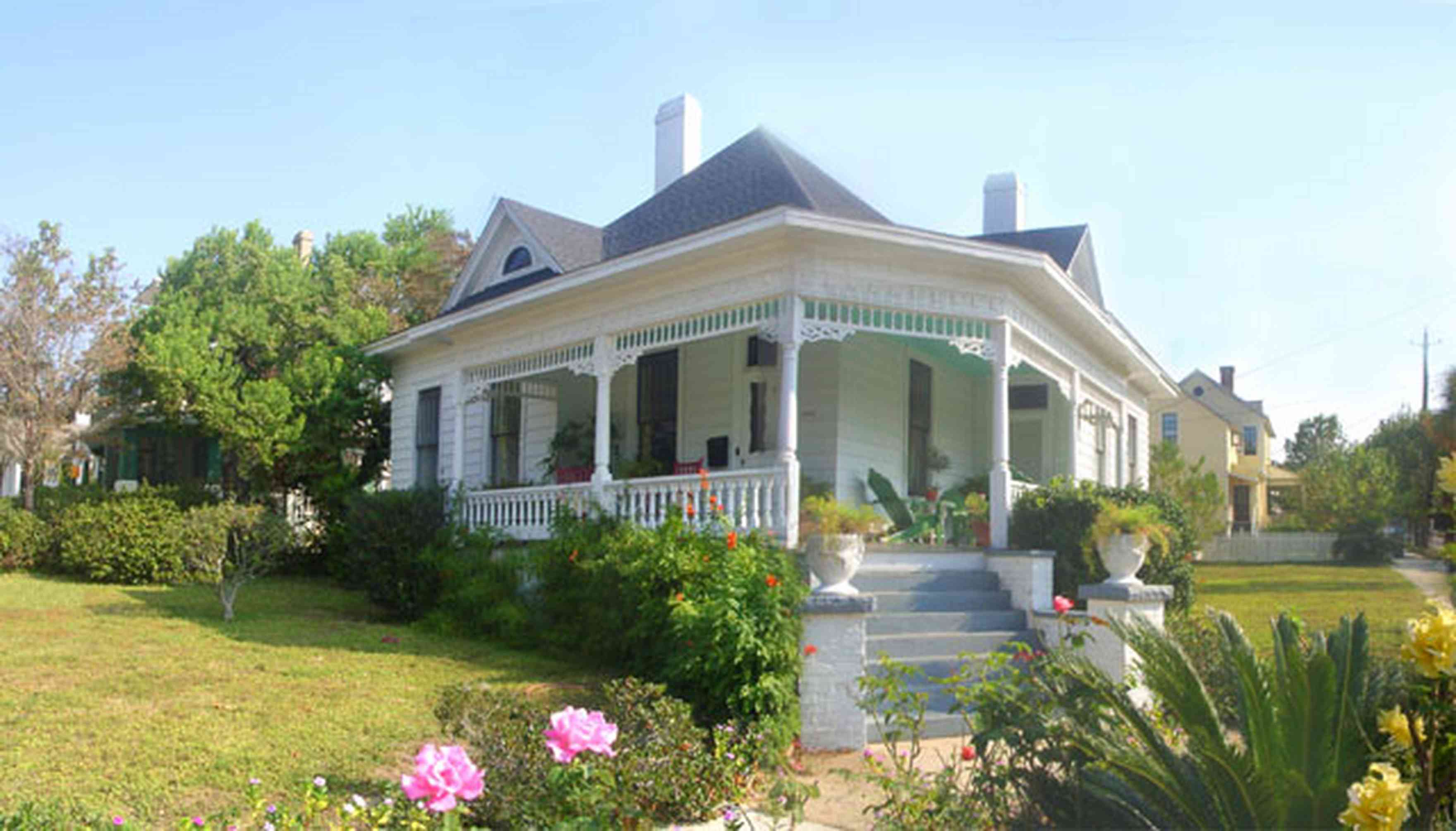 North-Hill:-1000-Reus-Street_E_13.jpg:  victorian house, rose garden, alabama square, north hill preservation district
