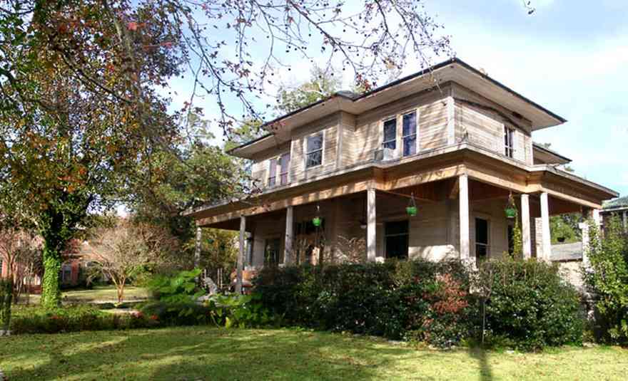 North-Hill:-1020-Reus-Street_01.jpg:  park, gum tree, victorian house