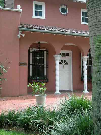 North-Hill:-123-West-Lloyd-Street_03.jpg:  twisted columns, italientate style, villa, arcade front porch