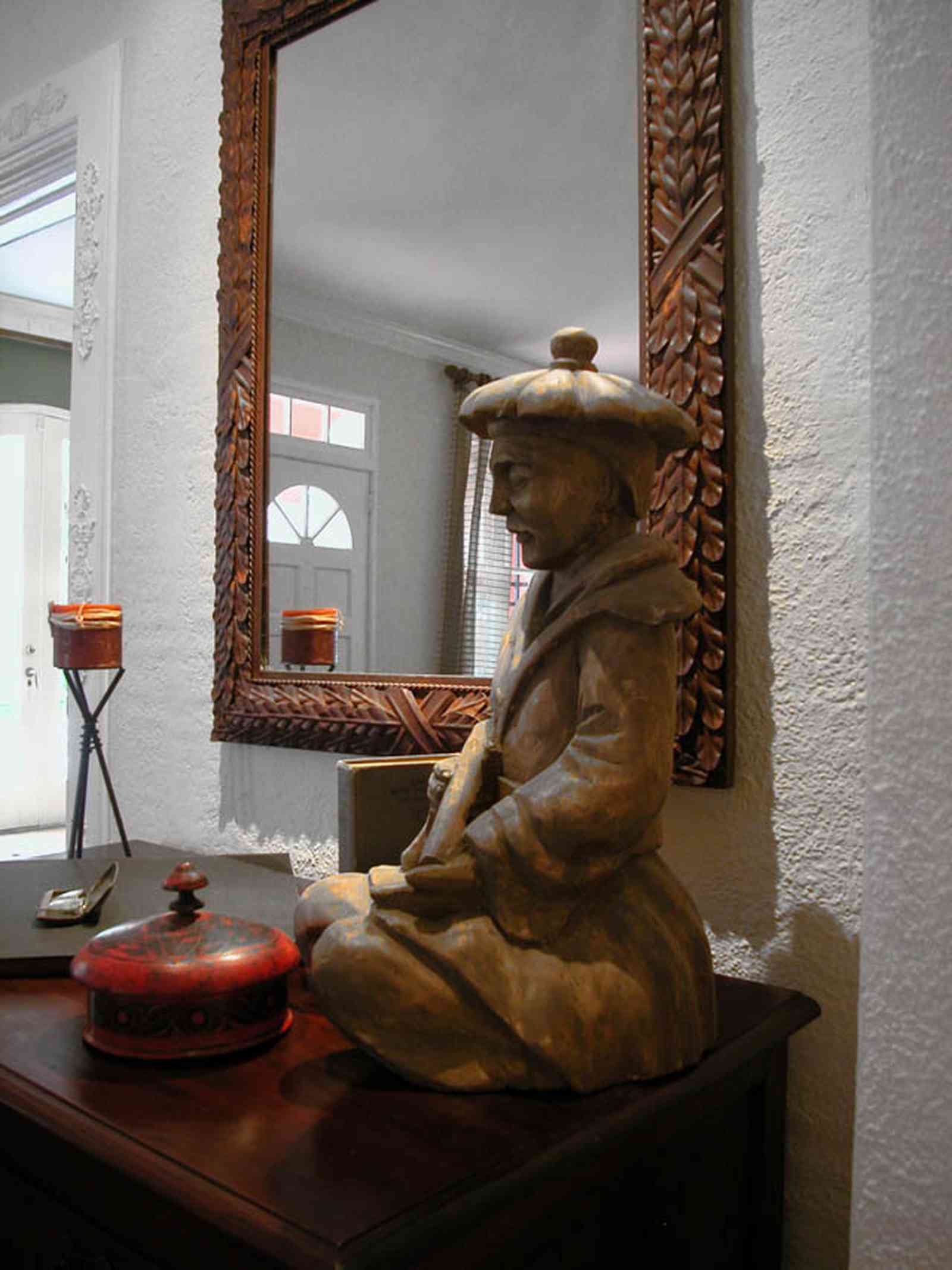 North-Hill:-123-West-Lloyd-Street_14.jpg:  mirror, living room, candle, fanlight