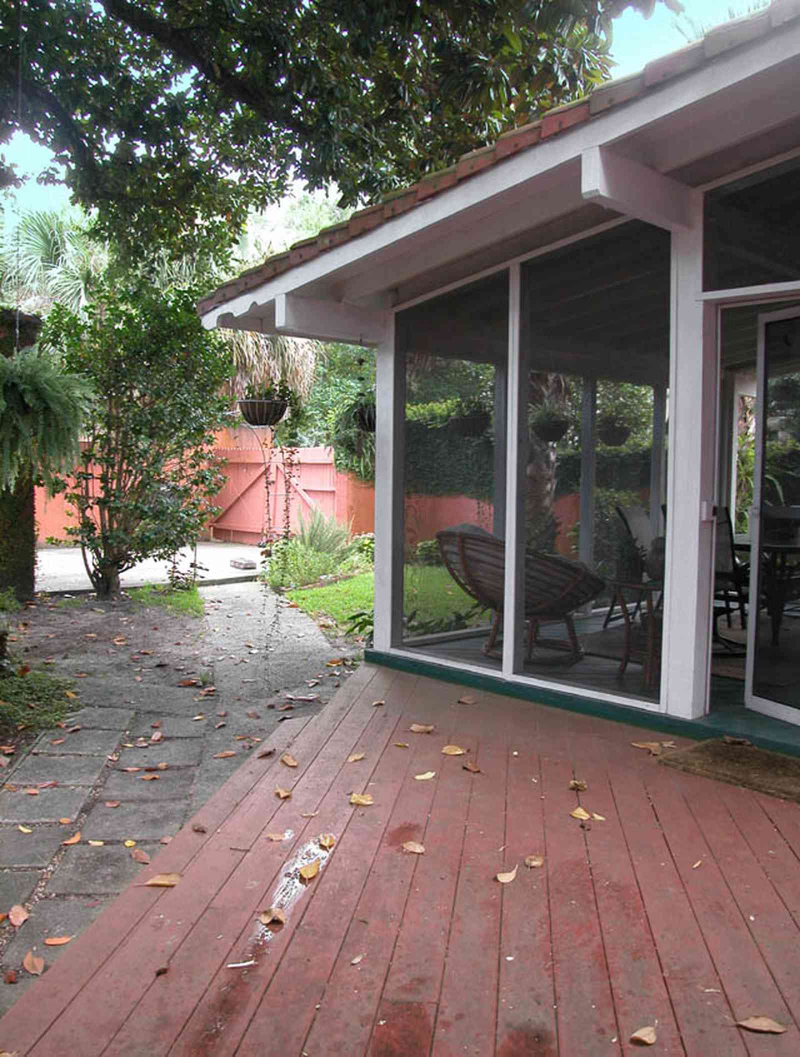 North-Hill:-123-West-Lloyd-Street_24.jpg:  fern basket, screened porch, oak tree, garden