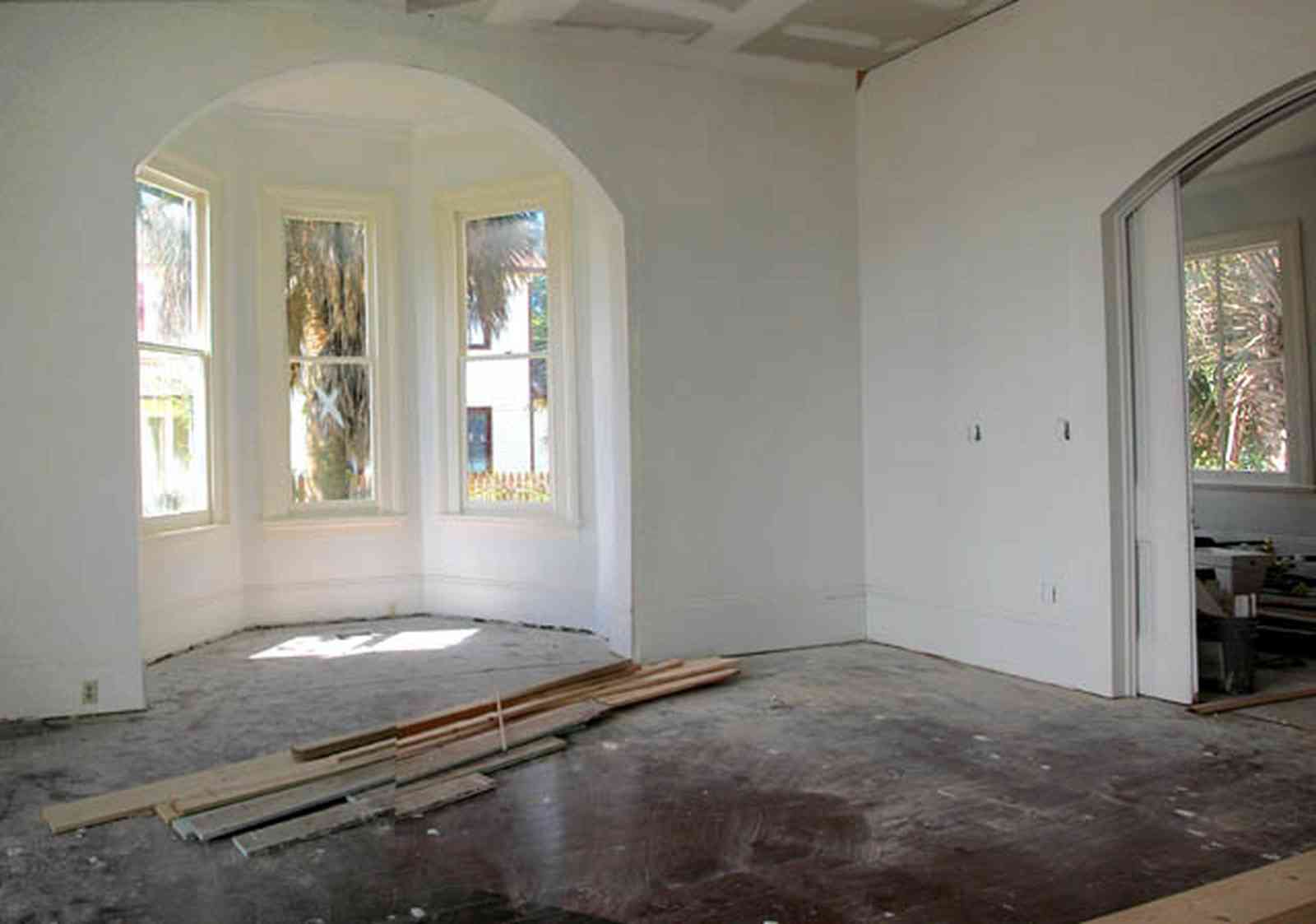 North-Hill:-200-West-Jackson-Street_08.jpg:  bay window, heart pine floors, archway, pocket door, victorian house