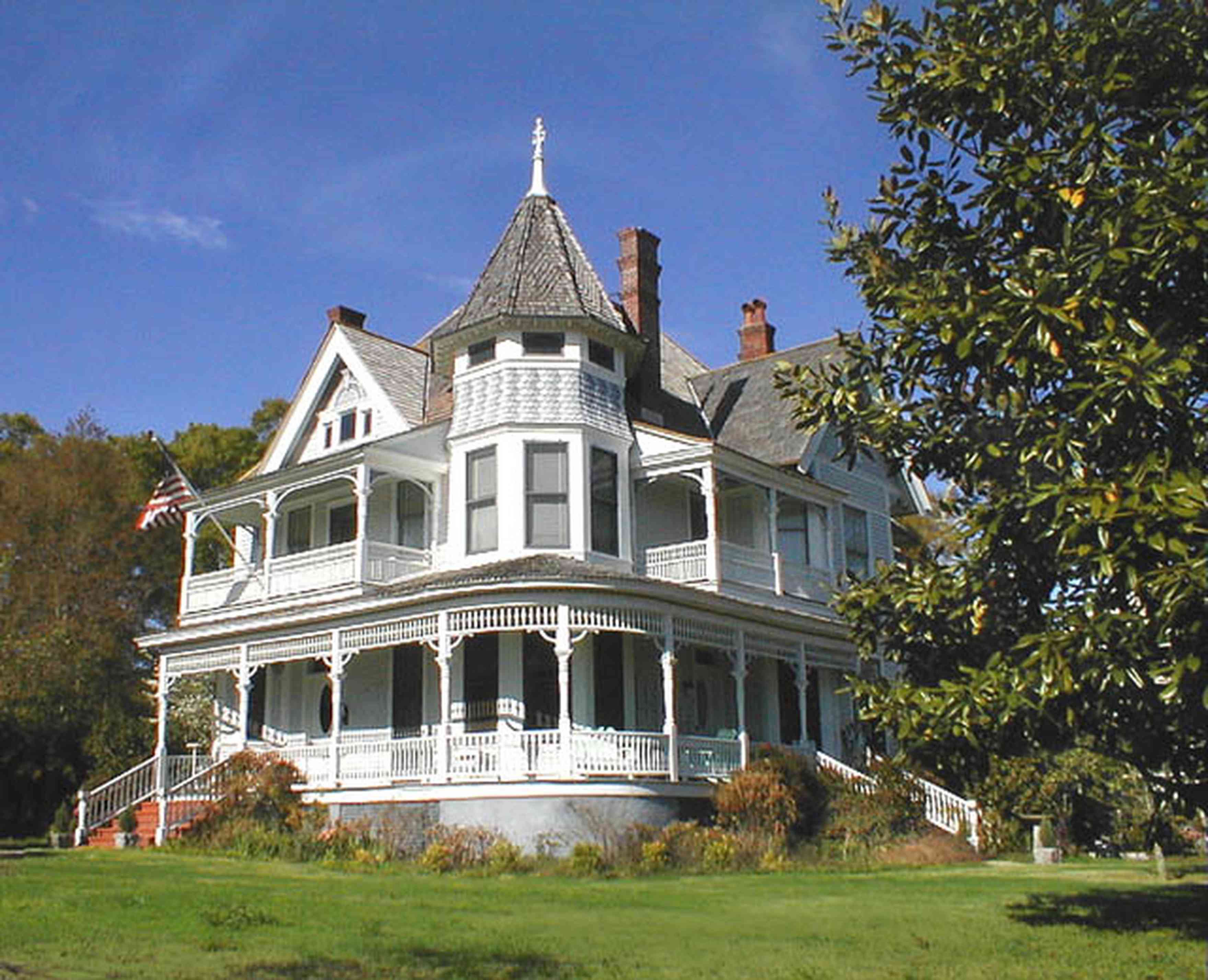 North-Hill:-904-North-Barcelona-Street_01.jpg:  queen anne victorian architecture, front porch, magnolia tree, turret, gable, fretwork, american flag, staircase