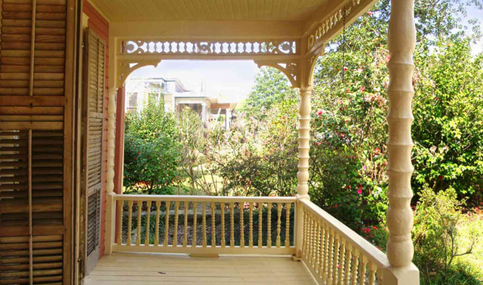 North-Hill:-Turner-Antique-Shop_03.jpg:  victorian house, decorative bracket, balustrade, gingerbread trim, shutters, 