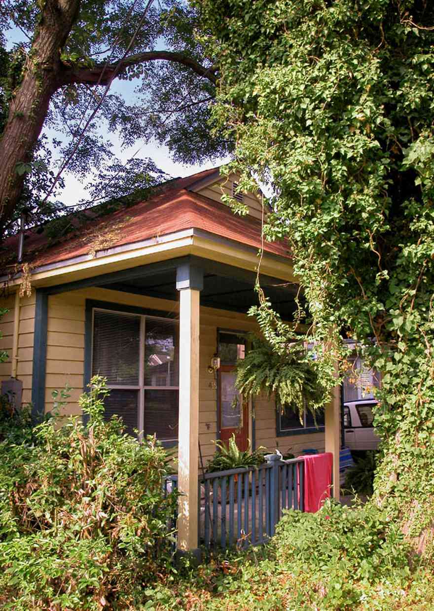 Old-East-Hill:-415-La-Rua-Street_05.jpg:  craftsman cottage, brick street, driveway, oak trees, front porch, chain link fence