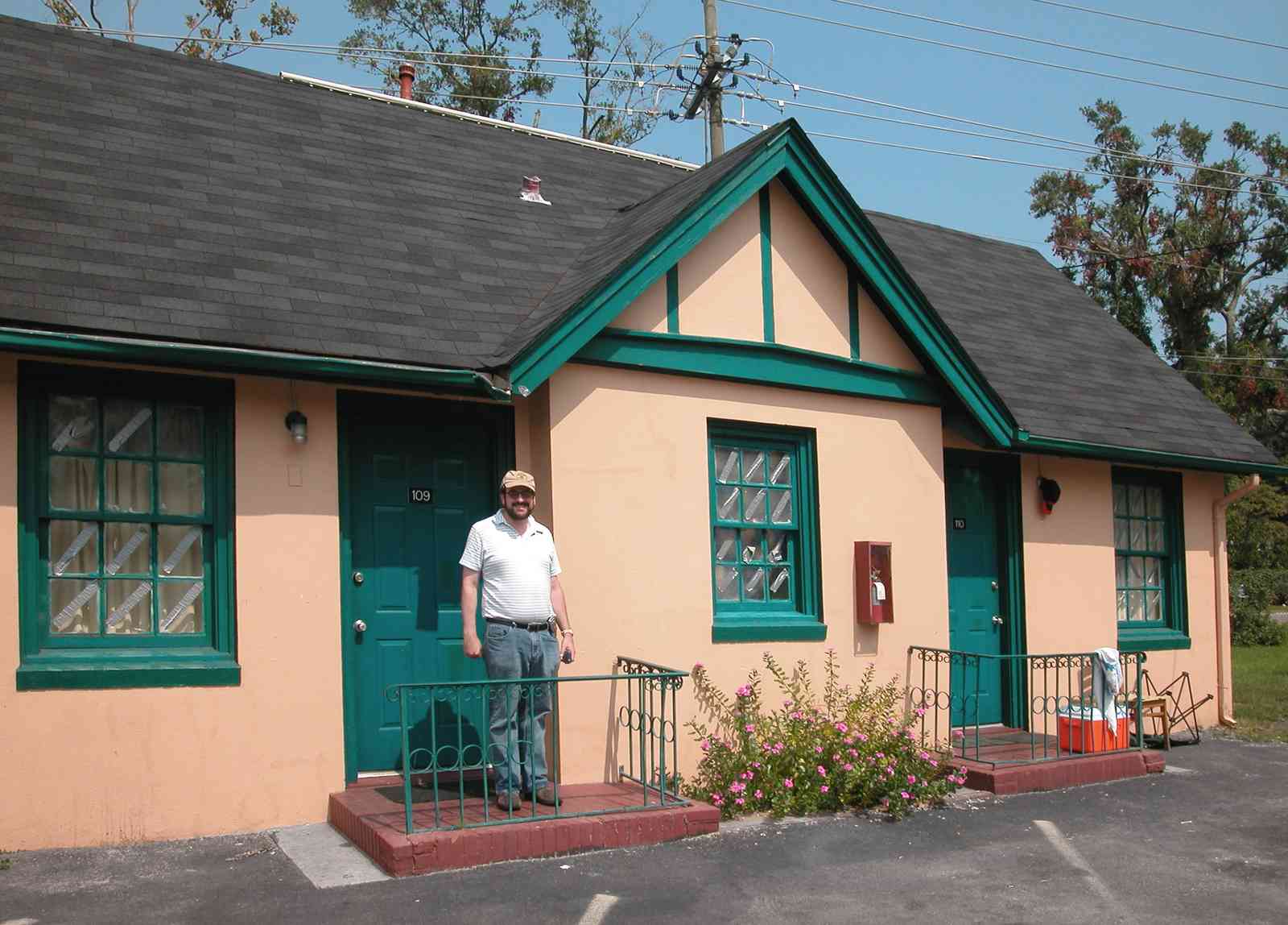 08-18-05-Brownville-Pensacola-Motor-Lodge_02+WEB.jpg:  tourist court, kitchenette, motel, parking lot