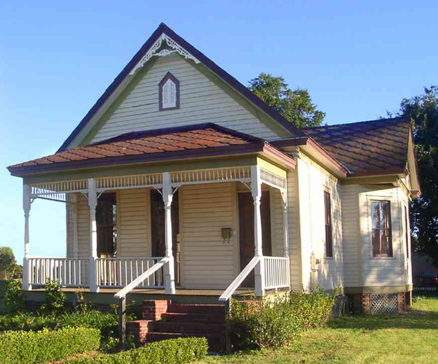 Pensacola:-Downtown:-307-West-Chase-Street_01.jpg:  downtown, victorian house, gingerbread trim, 