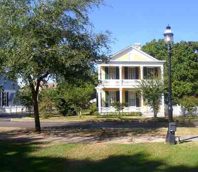 Pensacola:-Historic-Pensacola-Village:-Dorr-House_01.jpg:  georgian architectural style, seville square, historic village, oak tree