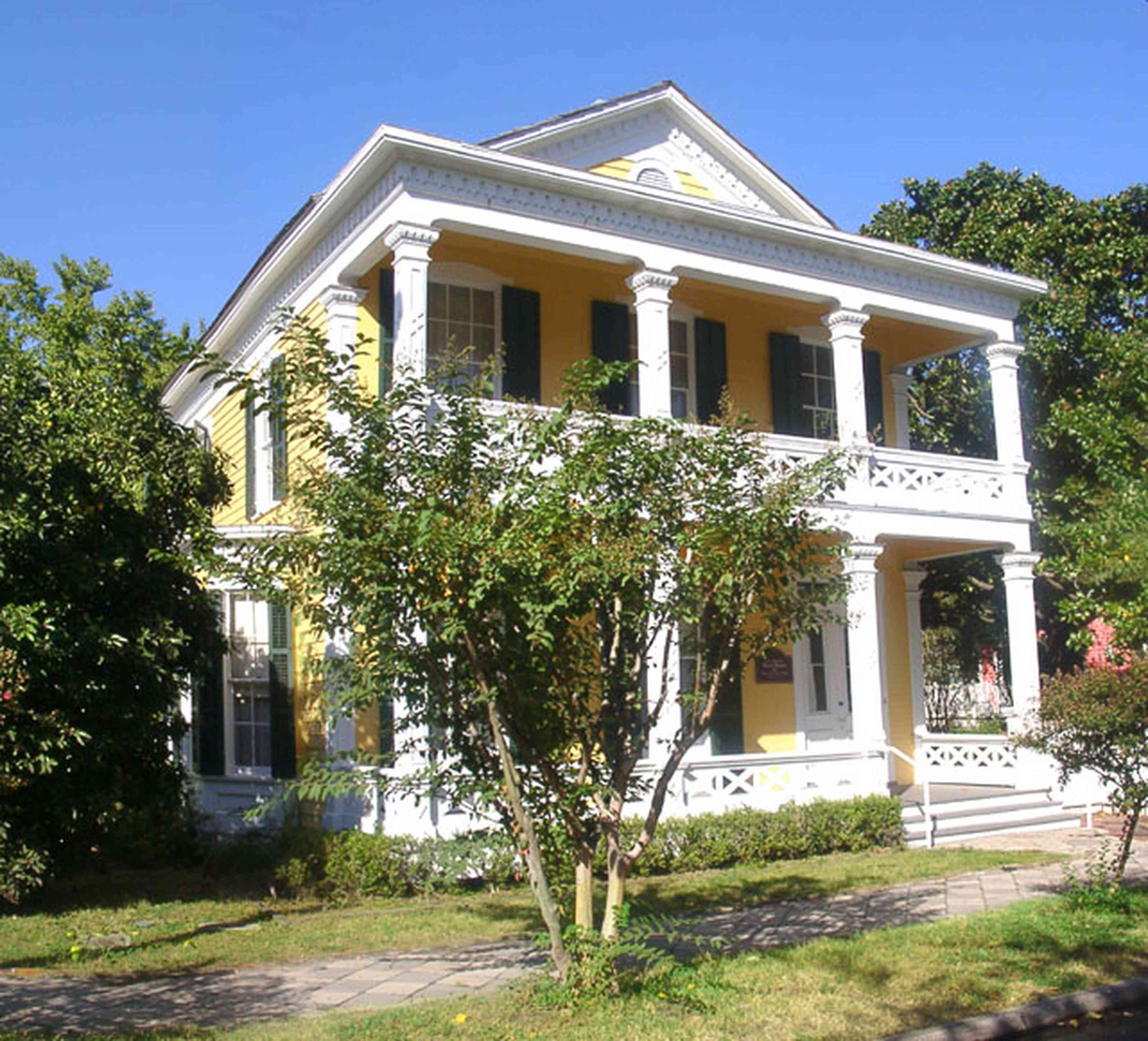 Pensacola:-Historic-Pensacola-Village:-Dorr-House_02.jpg:  greek revival architecture, seville square