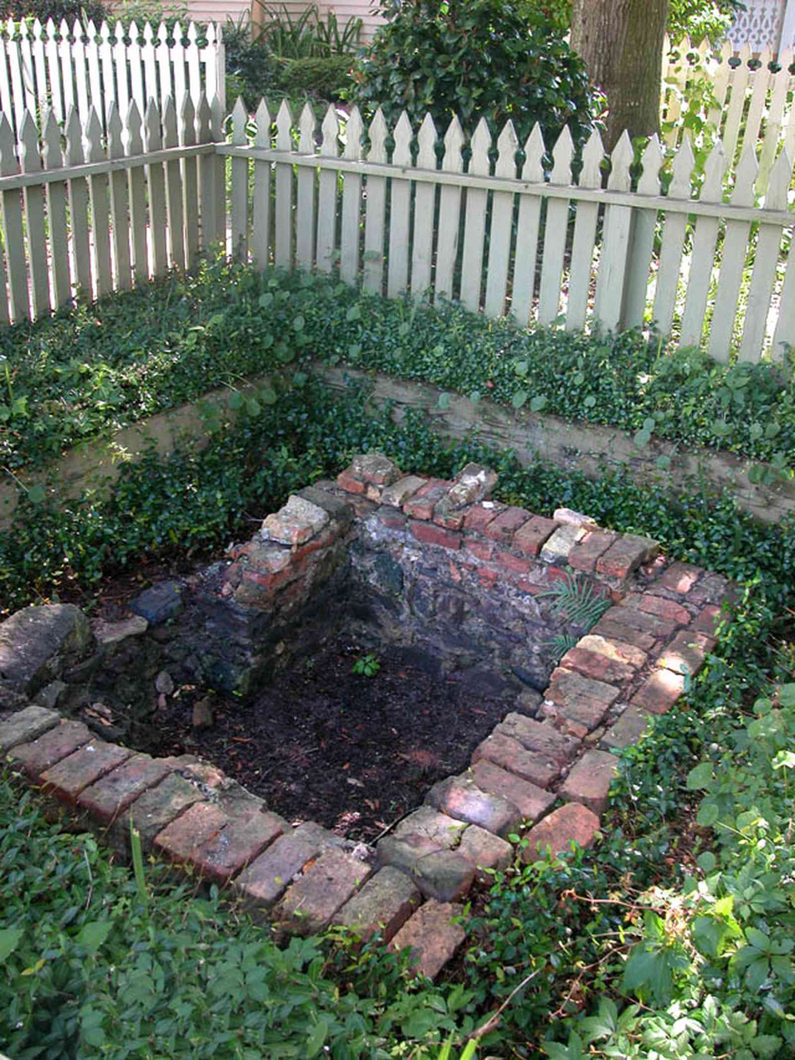 Pensacola:-Historic-Pensacola-Village:-Julee-Cottage_12.jpg:  well, water-well, ivy, picket fence