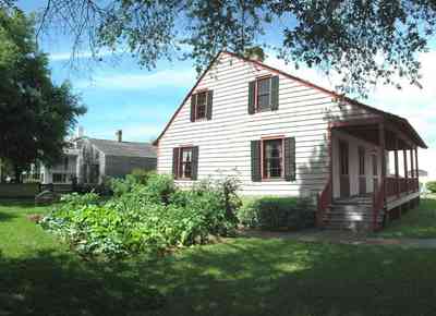 Pensacola:-Historic-Pensacola-Village:-LaValle-House_04.jpg:  kitchen garden, tomatoes, squash, picket fence, oak trees, julee cottage, tivoli house