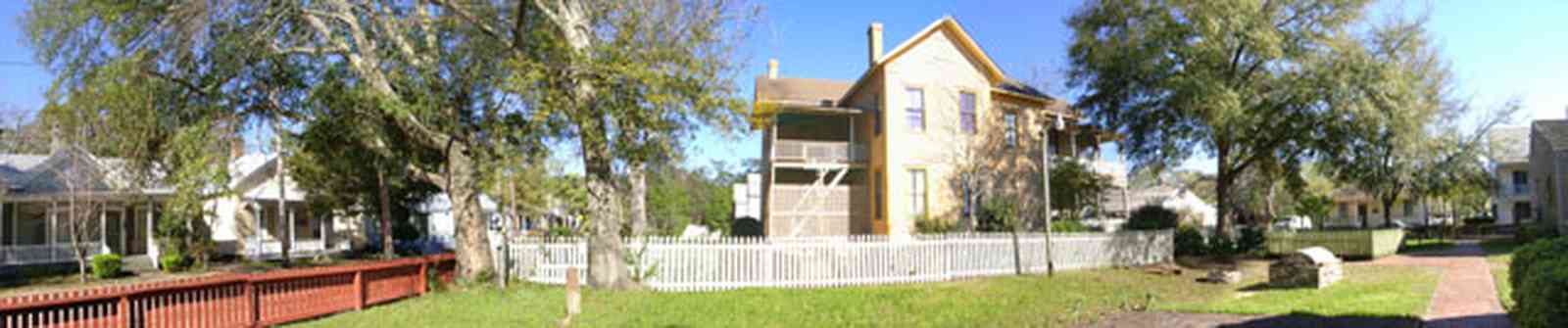 Pensacola:-Historic-Pensacola-Village:-Lear-Rocheblave-House_07.jpg Pensacola:-Historic-Pensacola-Village:-Lear-Rocheblave-House_07.jpg: victorian house, white picket fence, kitchen garden, museum complex, historic village