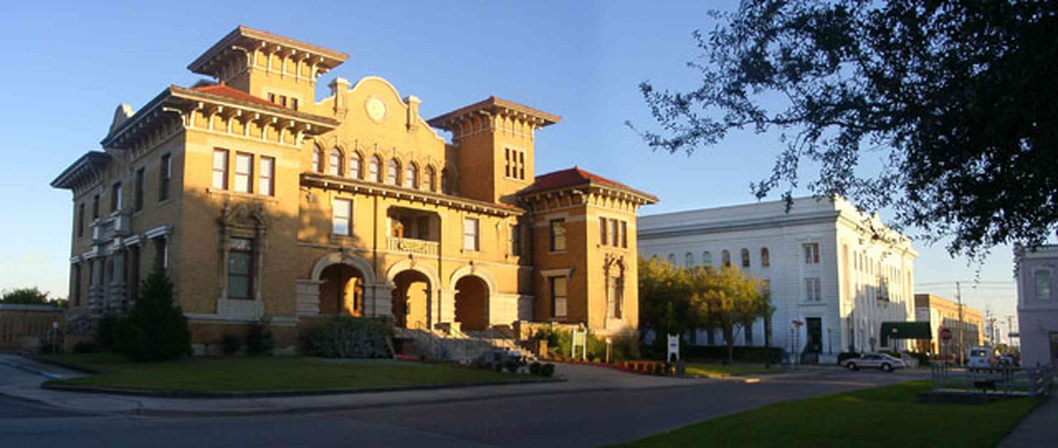 Pensacola:-Historic-Pensacola-Village:-T.-T.-Wentworth-Jr.-Museum_01.jpg:  deco-romanesque architecture, cultural center