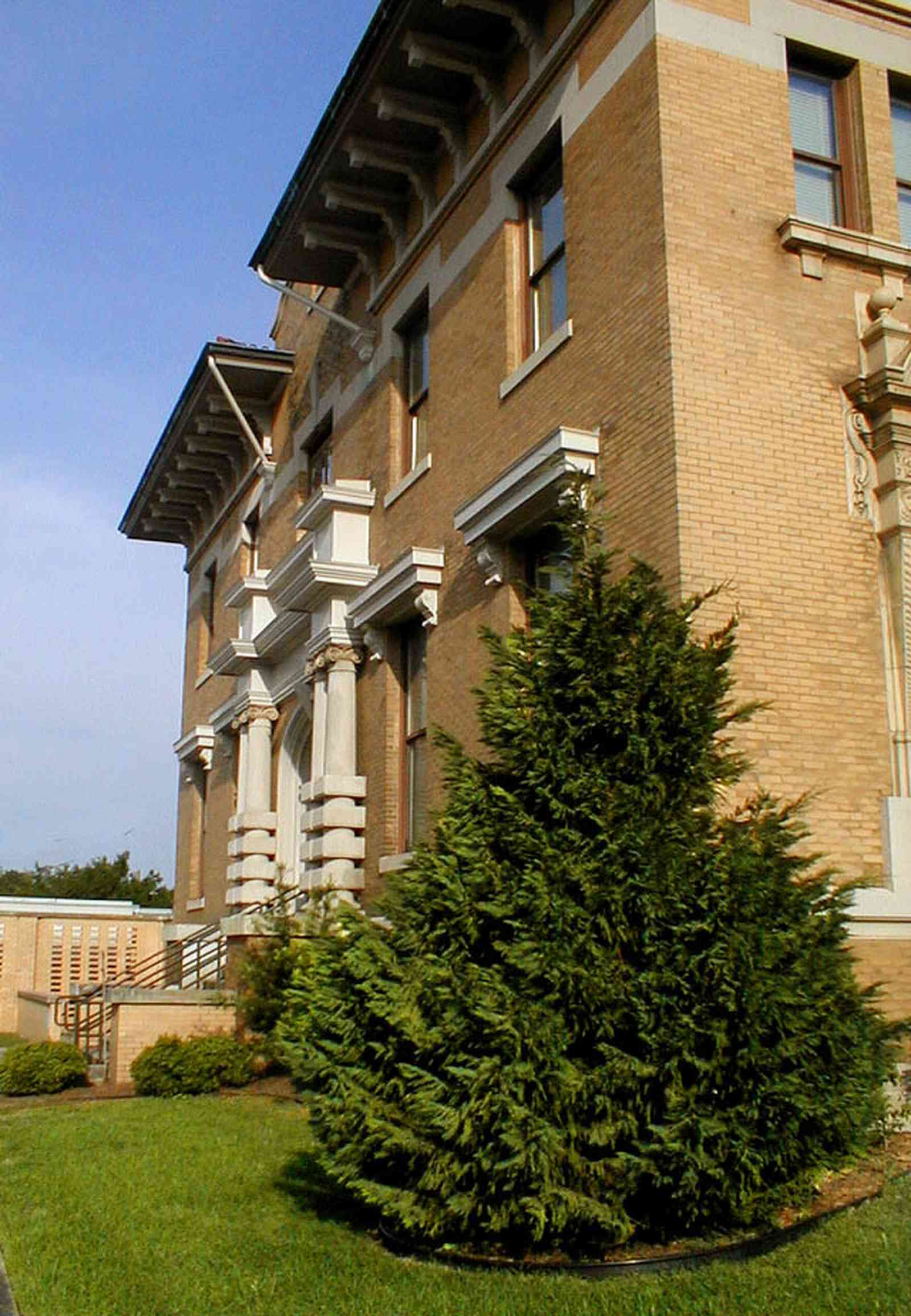 Pensacola:-Historic-Pensacola-Village:-T.-T.-Wentworth-Jr.-Museum_02b.jpg:  romanesque revival architecture, historic village, museum, historic district, archways, plaza ferdinand, cupola, red tile roof, keystone arch, pensacola cultural center