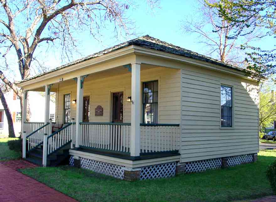 Pensacola:-Historic-Pensacola-Village:-The-Weavers-Cottage_01.jpg:  gulf coast cottage, victorian house, ballon frame construction, historic village, museum building, brick sidewalk, pyramidal roof design