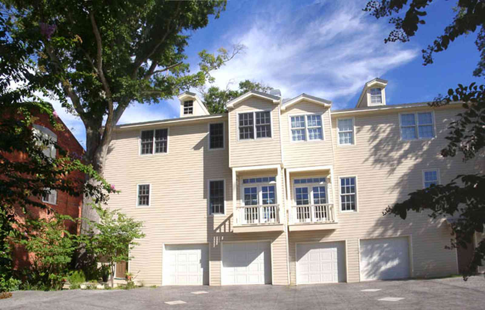 Pensacola:-Seville-Historic-District:-210-East-Government-Street_03.jpg:  condo unit, courtyard