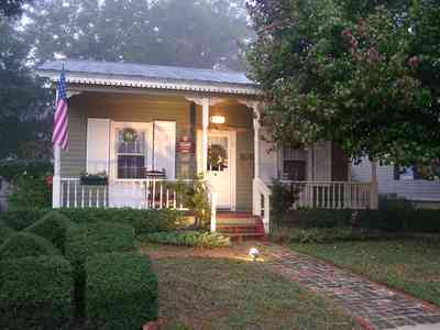 Pensacola:-Seville-Historic-District:-215-Cevallos-Street_02.jpg:  christmas decorations, garland, wreaths, pear tree, victorian cottage