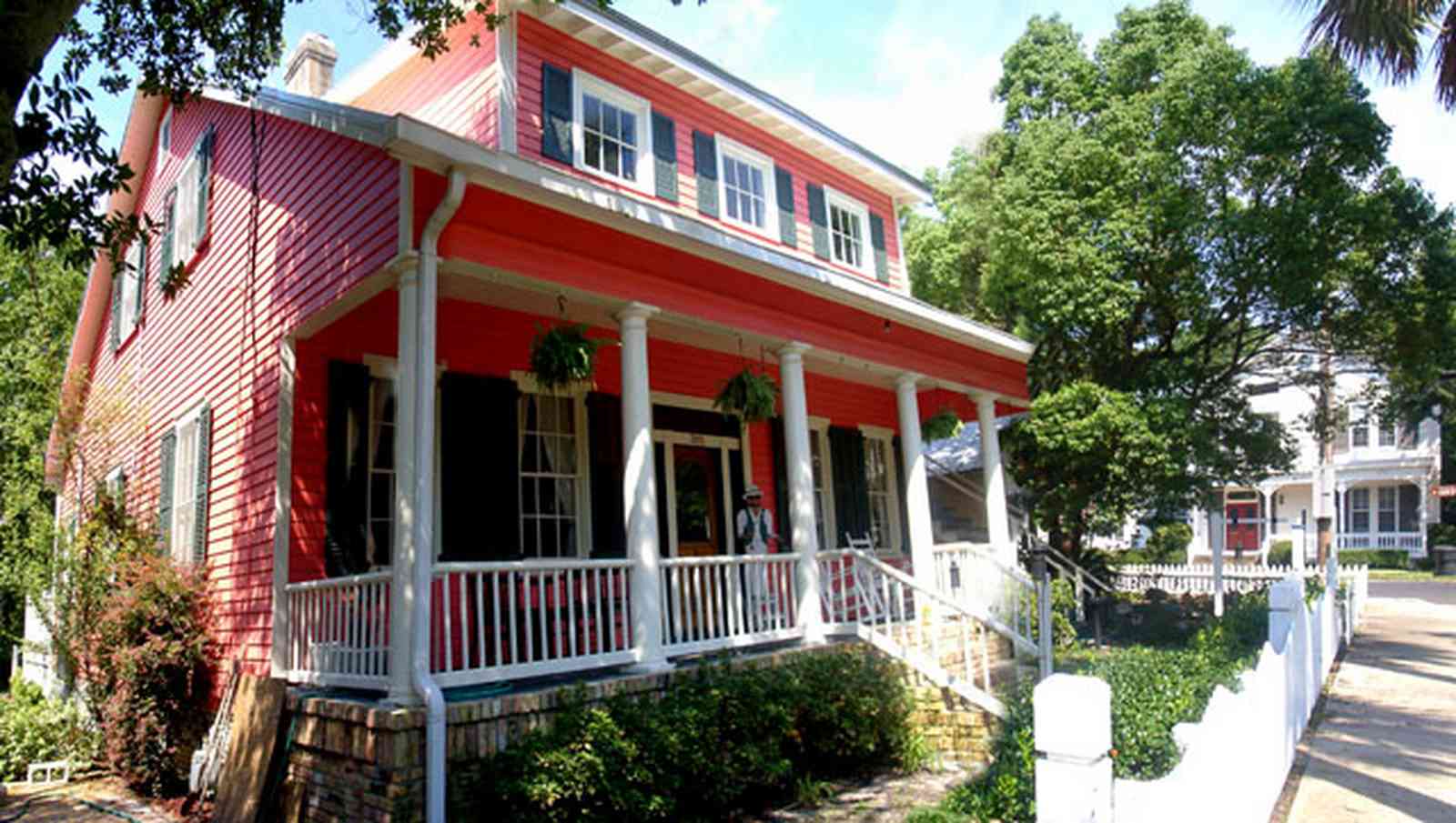 Pensacola:-Seville-Historic-District:-305-South-Adams-Street_01.jpg:  4-square georgian cottage, picket fence, porch, shutters, historic district, , 