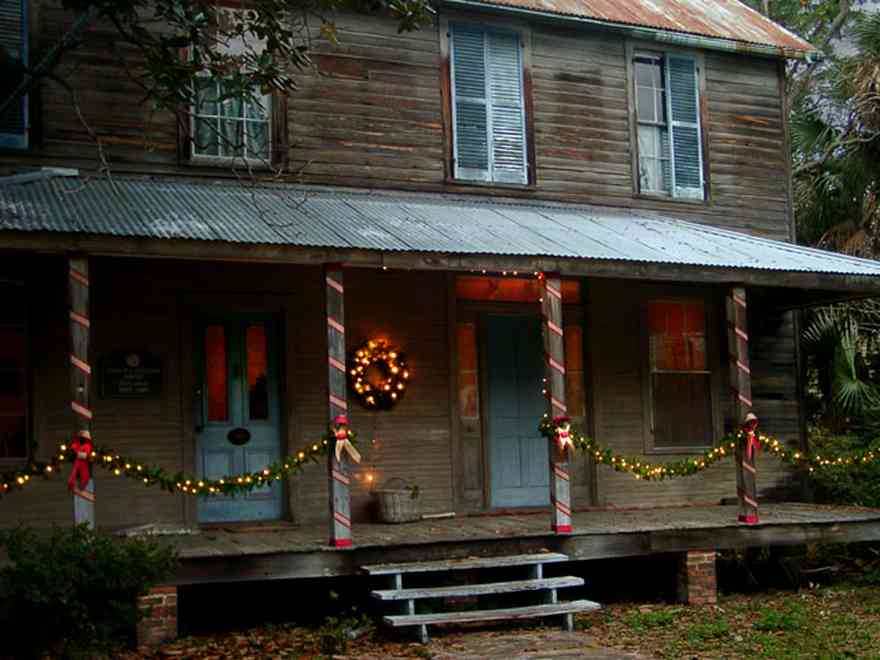 Pensacola:-Seville-Historic-District:-314-Florida-Blanca-Street_02.jpg:  christmas decorations, wreath, garland, bows
