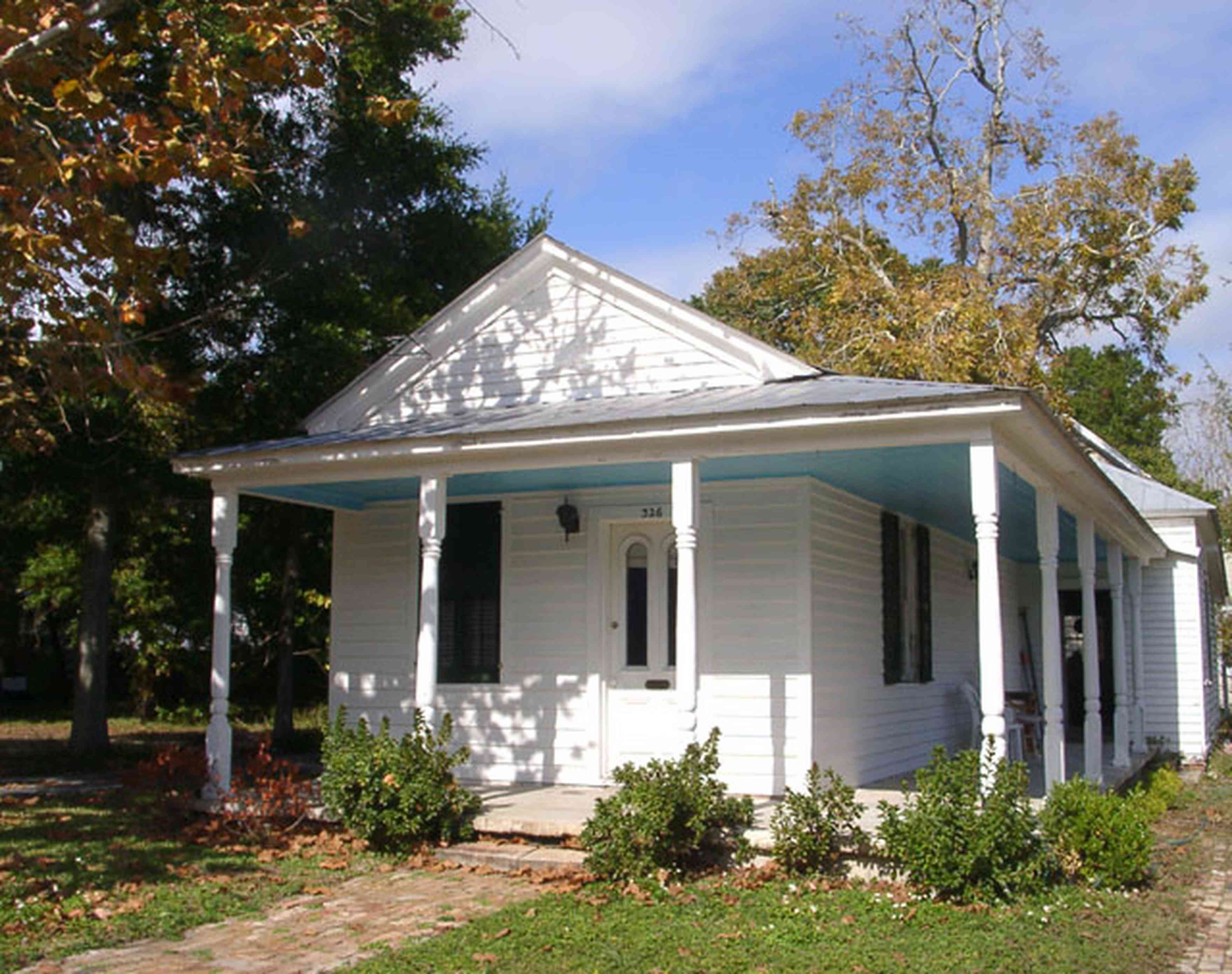 Pensacola:-Seville-Historic-District:-326-East-Intendencia-Street_01.jpg:  pecan tree, shotgun house