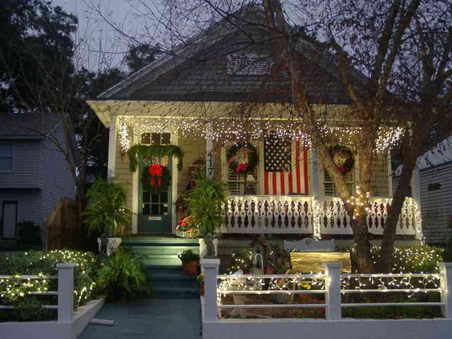 Pensacola:-Seville-Historic-District:-417-East-Intendencia-Street_02.jpg:  christmas decorations, wreath, cradle, nativity scene, american flag, garland