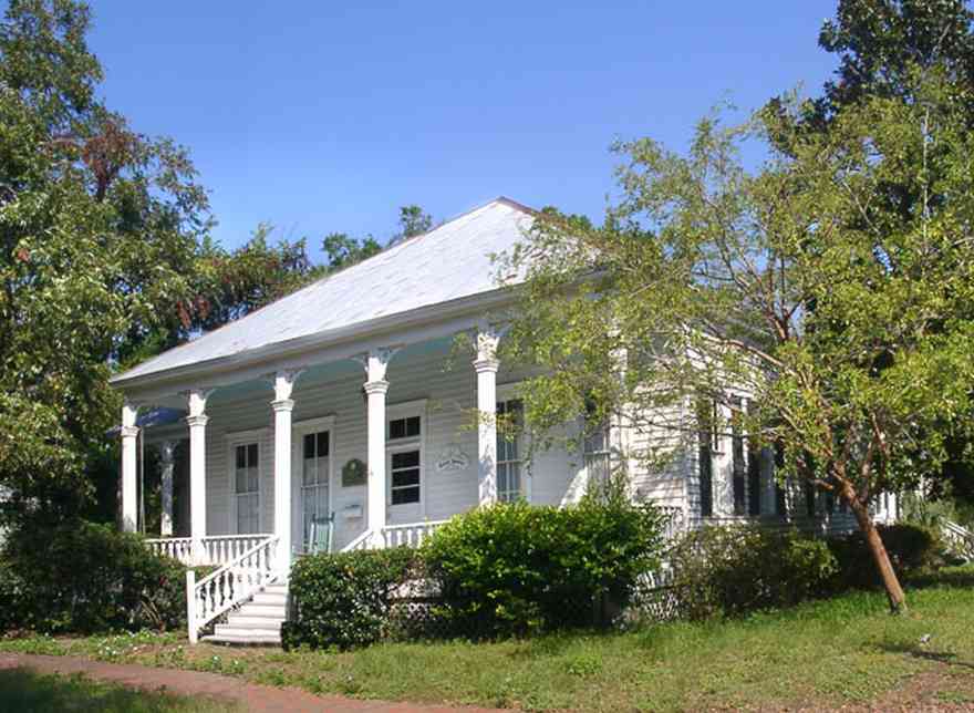 Pensacola:-Seville-Historic-District:-434-East-Zaragoza-Street_02.jpg:  victorian cottage