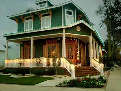 Pensacola:-Seville-Historic-District:-501-East-Romana-Street_05.jpg:  christmas decorations, garland